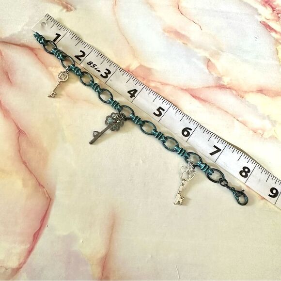 Blue metal key charm bracelet - Picture 4 of 9